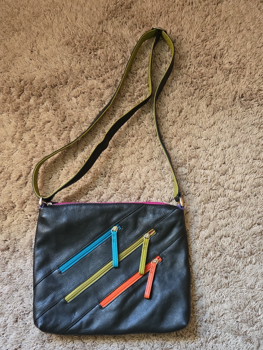 iIi vintage Women’s Black Crossbody Bag with Diagonal Zipper Accents